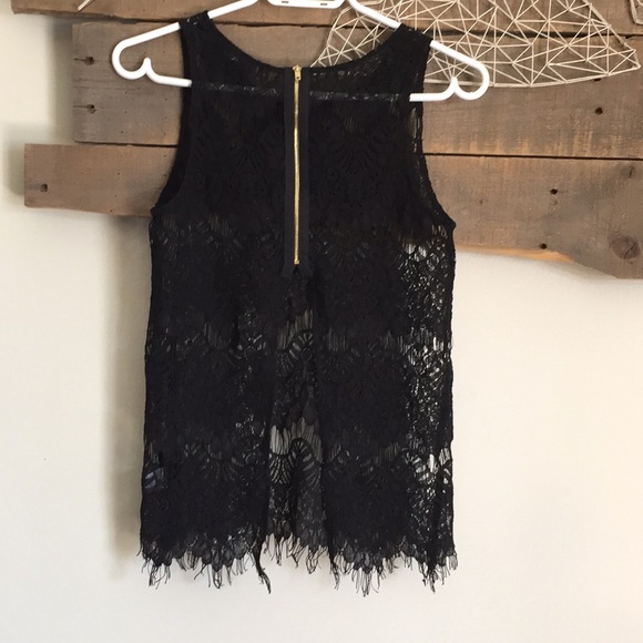 Lace peek-a-boo back top - Picture 3 of 5